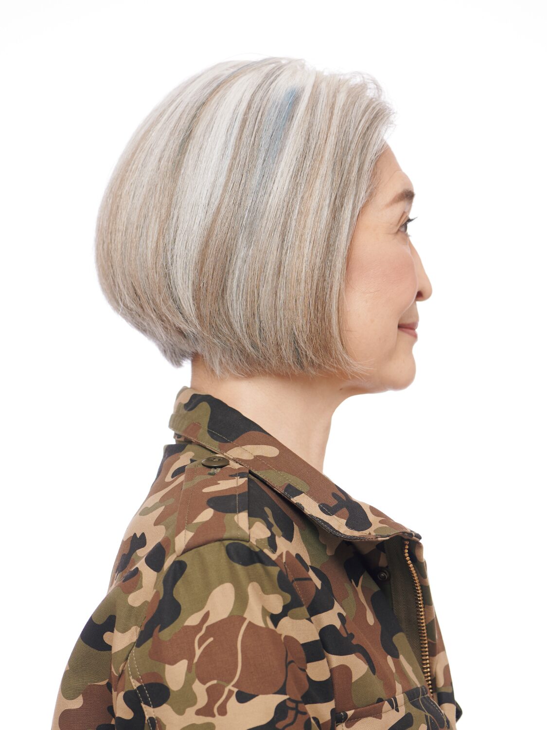 50代・60代のグレイヘアの方に人気◎白髪を活かしたショートボブ 2