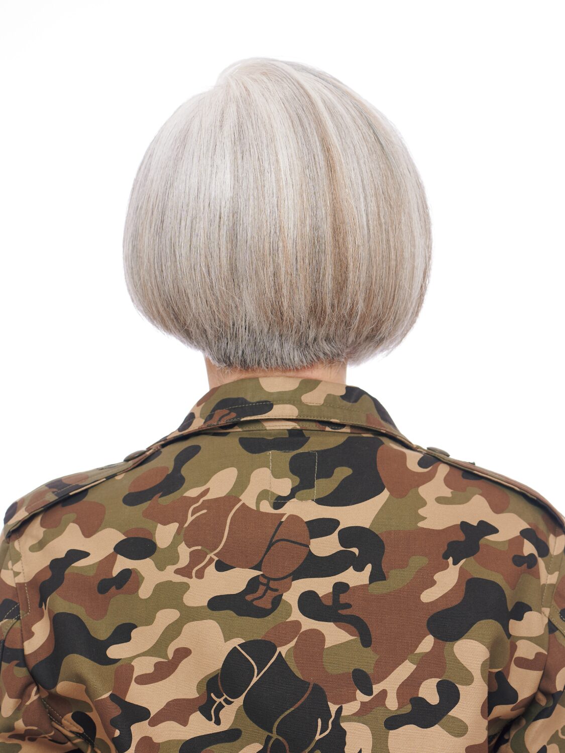 50代・60代のグレイヘアの方に人気◎白髪を活かしたショートボブ 3