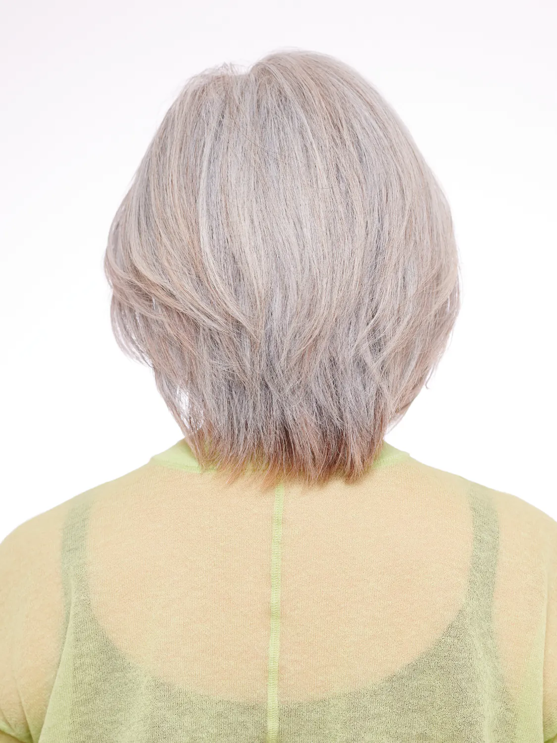 50代・60代のグレイヘアの方にオススメ◎白髪を活かしたショートヘア 3